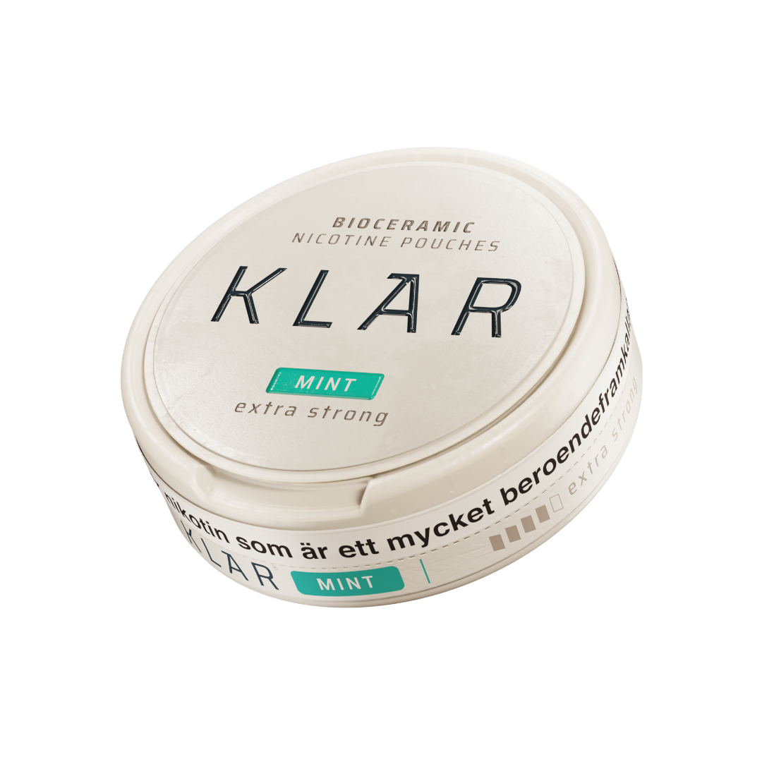 Detail close-up of the Klar Mint Extra Strong Slim pouch, featuring a round white and teal container.